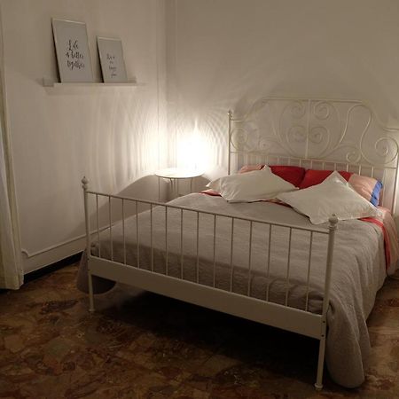 Ferienwohnung Spaziosa Matrimoniale Nel Centro Di Modena Exterior foto