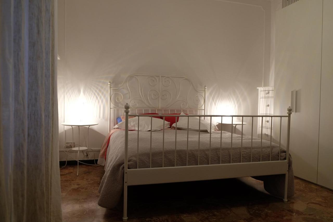Ferienwohnung Spaziosa Matrimoniale Nel Centro Di Modena Exterior foto