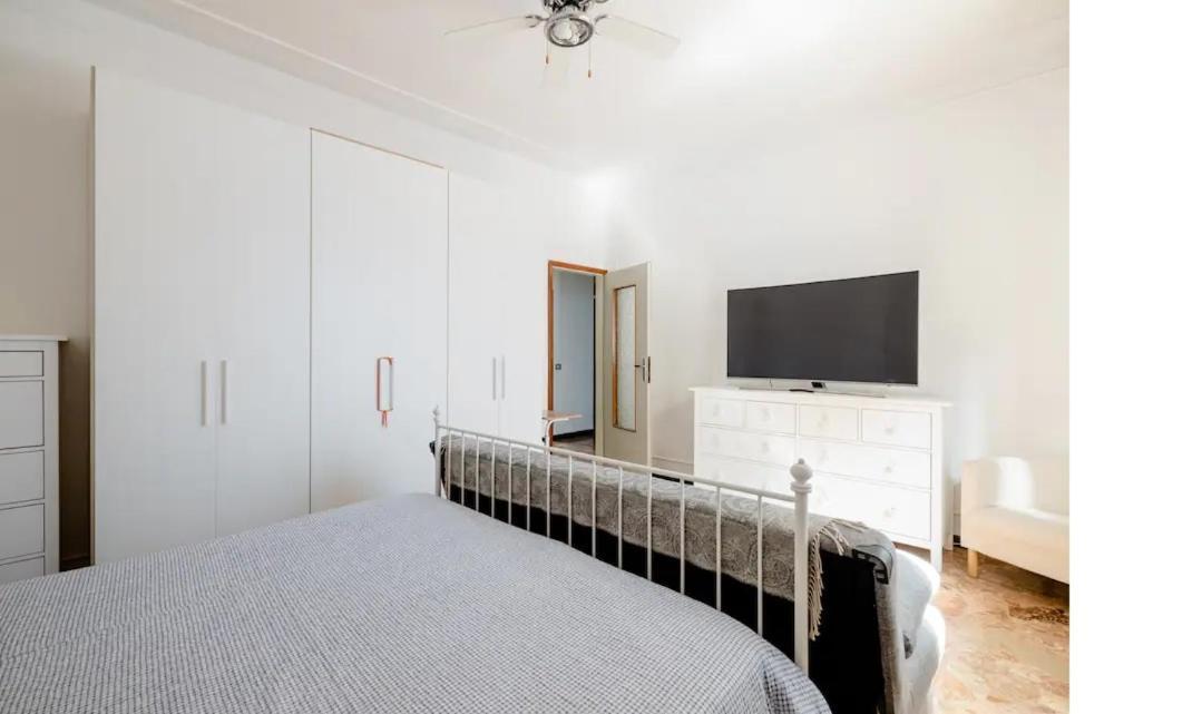 Ferienwohnung Spaziosa Matrimoniale Nel Centro Di Modena Exterior foto